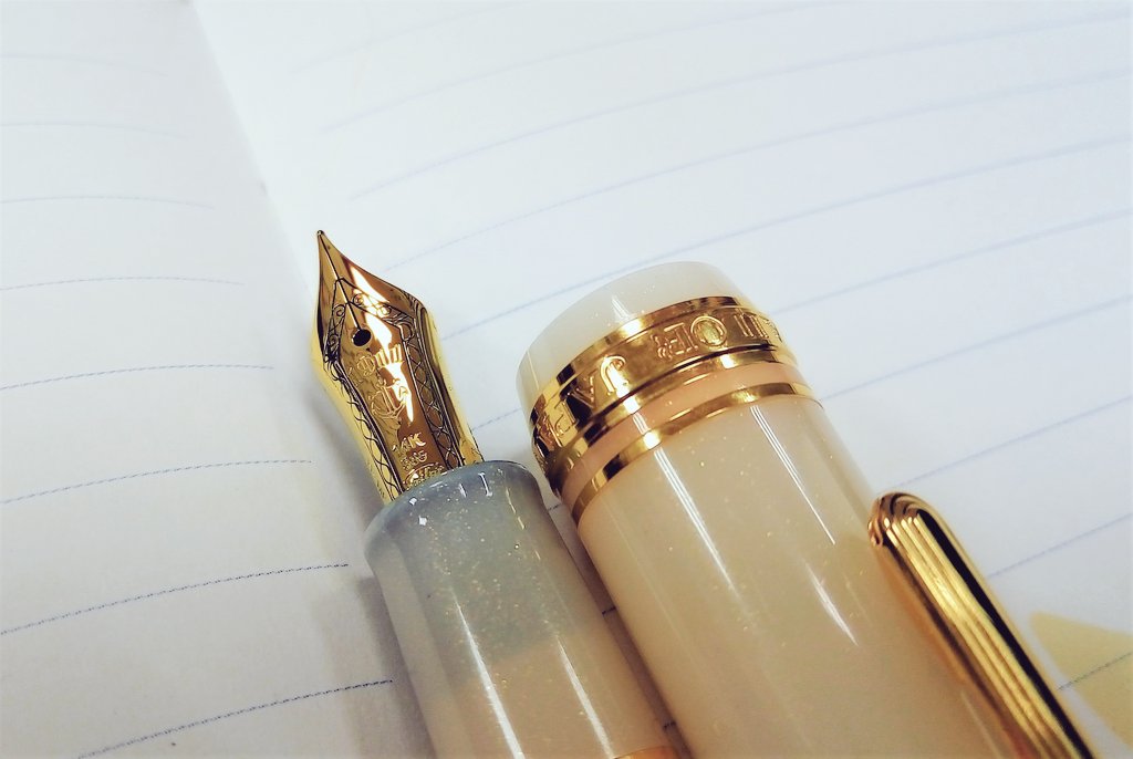 ベタかもしれませんが、最初のインクはやっぱりセーラー四季彩の仲秋に