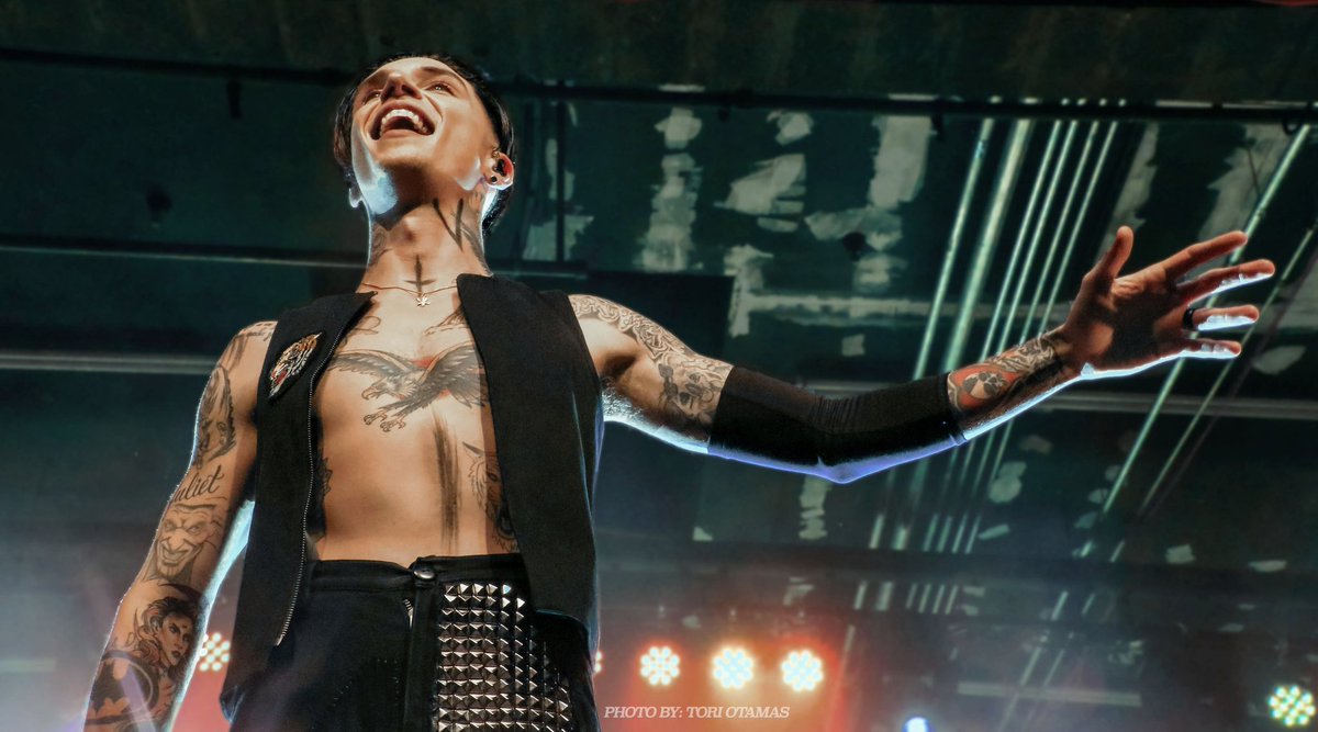 ToriOtamas's tweet photo. Big smiles from @andyblack of @blackveilbrides 🎤🤘

📸: if use/repost of work, please credit myself &amp;/or @BreakFreeCO https://t.co/JINHOw7dyF