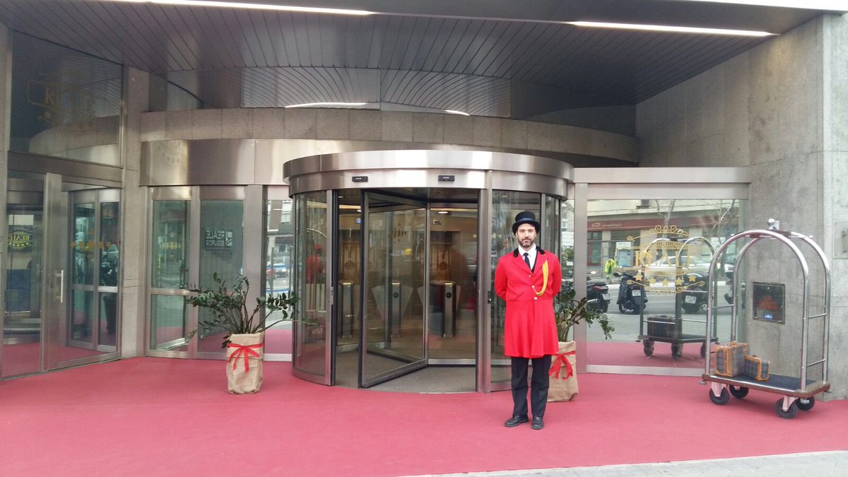 jclerencia's tweet photo. Hoy la sede central de @Reale_Seguros se ha convertido en un hotel 5⭐️... celebrando los 5 años que llevamos siendo #BestWorkplaces18 #GPTW ... A desayunar en el hotel! https://t.co/SmARsiEzlO
