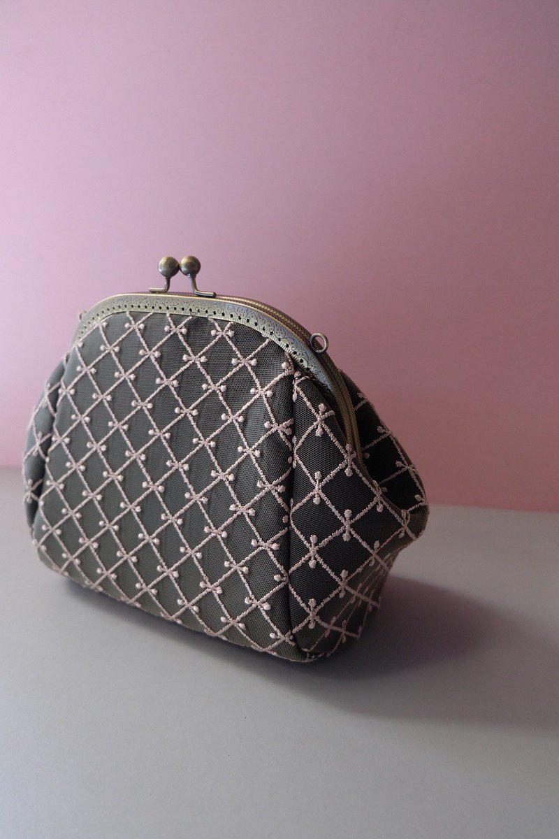 FRAME BAG KIA by CISS BY HAMIDIYA
IDR 300K

Size Besar : 21x18x11 cm
Material : satin bridal - tulle nett - furing satin bridal 
(lap.tas spon/tebal) . Dilengkapi rantai 

WA : 081325015950
Jl. Kedungmundu Raya no.36B Semarang
IG : <a href="/meilleuramiid/">Meilleur Ami</a>
meilleurami.net