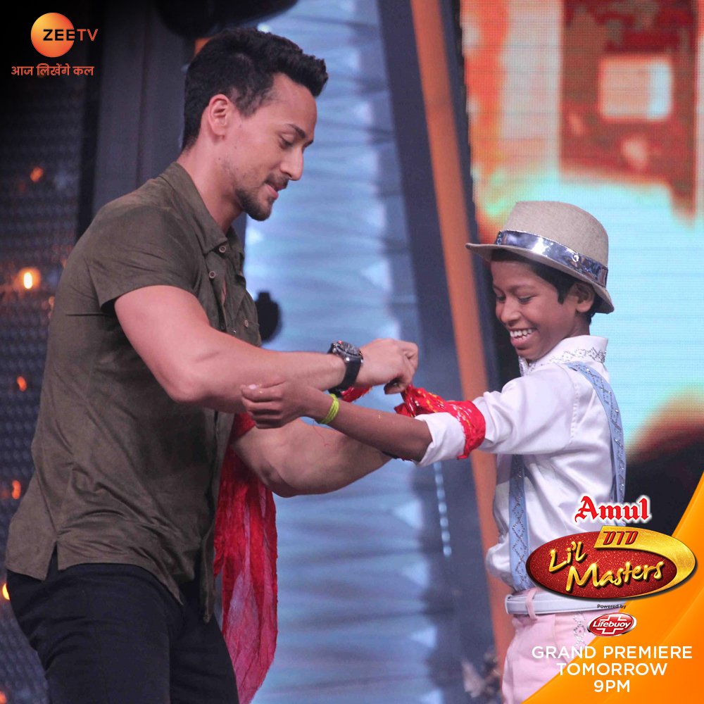 ZeeTV's tweet photo. It's going to be the biggest Grand Premiere ever!
Watch #DIDLilMasters with @iTIGERSHROFF and @DishPatani tomorrow night at 
9 PM, only on Zee TV!

#DanceKeBlockbusters https://t.co/ZlZR3mWFxp
