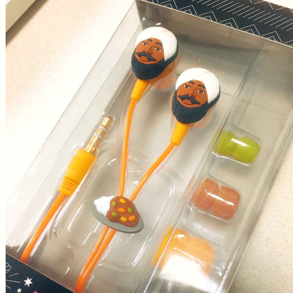 インド人もビックリ 300円のイヤフォンがパンチがありすぎて外で使えない カレーの気配 インド人を右耳に Togetter