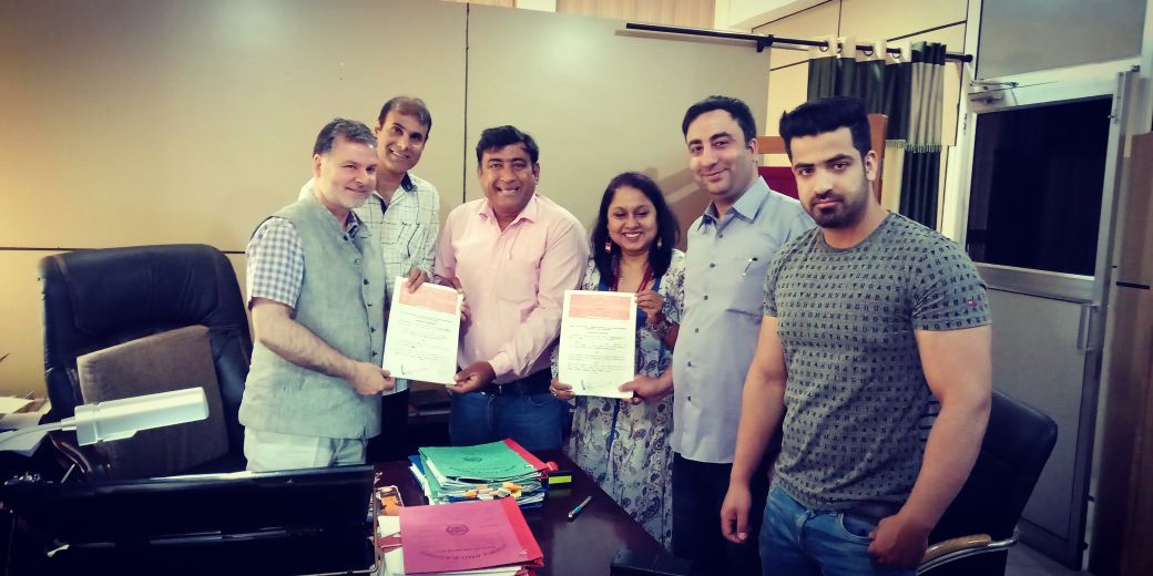SumitraMishra's tweet photo. @Mobile_Creches and TATA Relief Committee, signed an MoU with J&K State #ICDS mission to train Anganwadi functionaries. #righttoecd #ecce #nurturingchange https://t.co/dK8UBbTI36