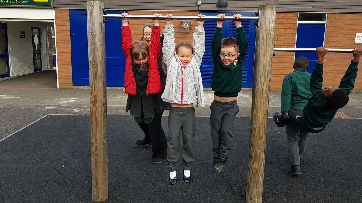 Did you know we pick up from @HollinswoodPri at the end of the school day and look after children until 6pm? We are #Ofstedregistered , the children to play indoors and out, join in games, make new friends, have a snack, and have lots of fun.
