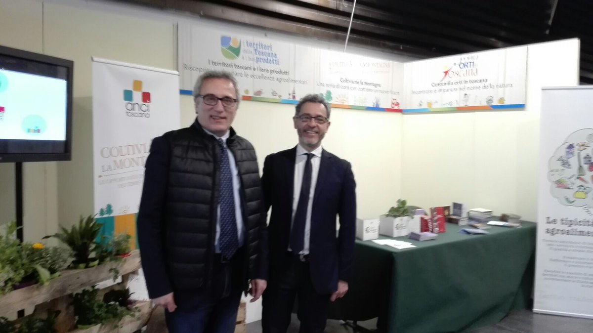 AnciToscana's tweet photo. Ospiti d'onore allo stand di AnciToscana a #FirenzeBio: @simonegheri con @vbugli, @ErasmoDAngelis, Marco #Remaschi e @fabiopicchi
#biologico #Comuni @regionetoscana @comuni_anci @FederBio https://t.co/JTiYcuOHuK