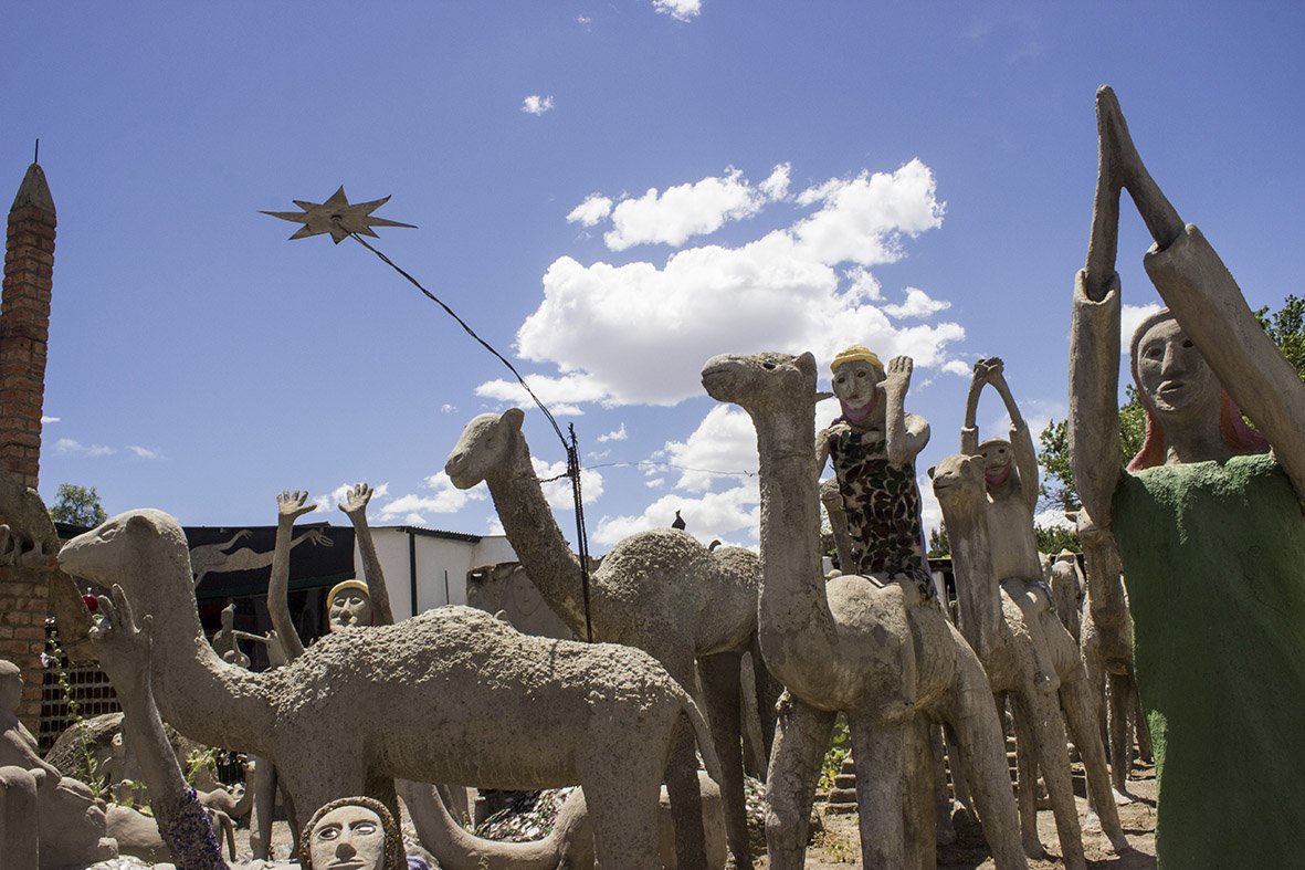 We visit The Owl House in Nieu-Bethesda where a variety of make belief statues adorns the home of the late local artist and resident Helen Martins. #nieubethesda #theowlhouse #karoofoodtours