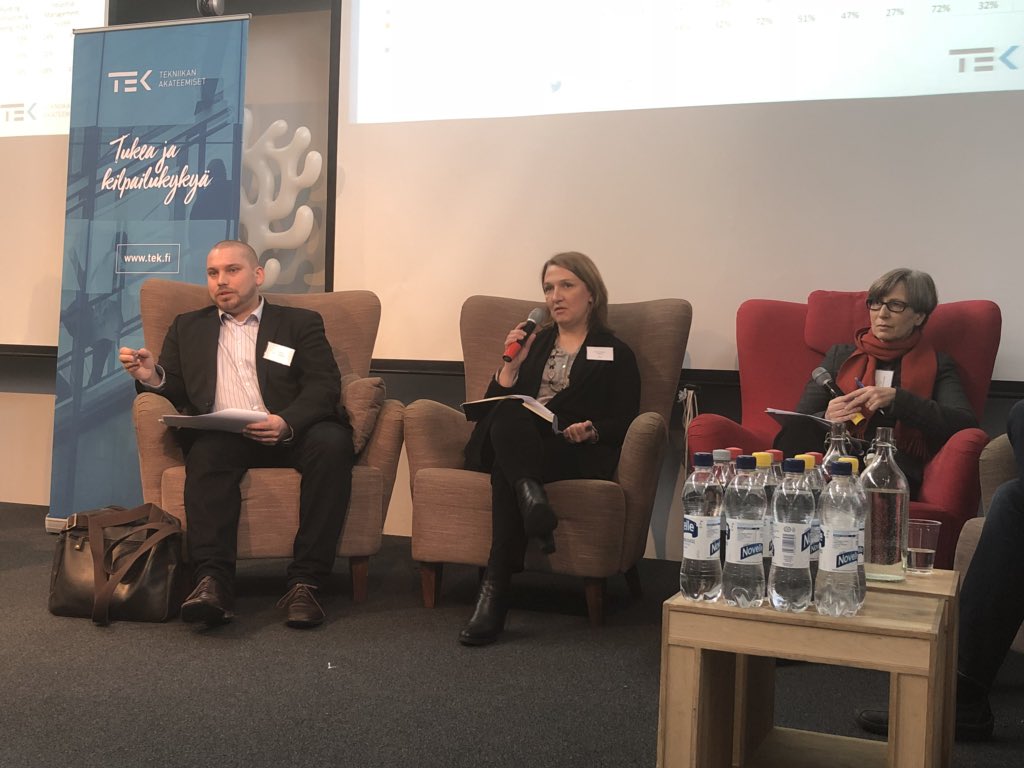 TEK_akateemiset's tweet image. ”Halukkuus vaihtaa alaa ei välttämättä liity vain tyytymättömyyteen vaan siihen, että on ehkä enemmän tietoa eri aloista, kun mitä siinä vaiheessa oli kun opintoihin haettiin” @jaana_kyllonen paneelissa. #fpee2018