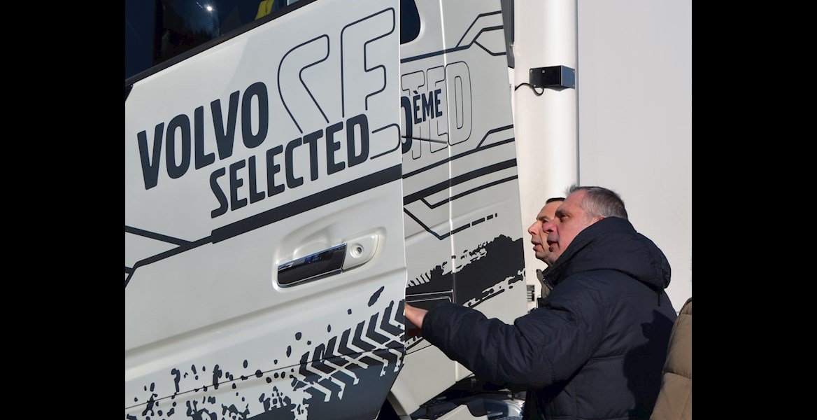 Livraison du 1000ème #VolvoSelected aux Transports Broutin (59) : un #Volvo #FH16 750, blanc nacré de 307 000 kms. L'#Occasion labellisée par le constructeur. + d'infos : volvotrucks.fr/fr-fr/news/pre…… #camions #trucks #véhiculeoccasion #transports #fiers