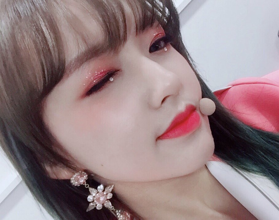 chengxiao_0715's tweet photo. 오늘 #뮤뱅 완전 pink pink ~ 
今天 是 pink pink girl～ https://t.co/flIRyKyZN5