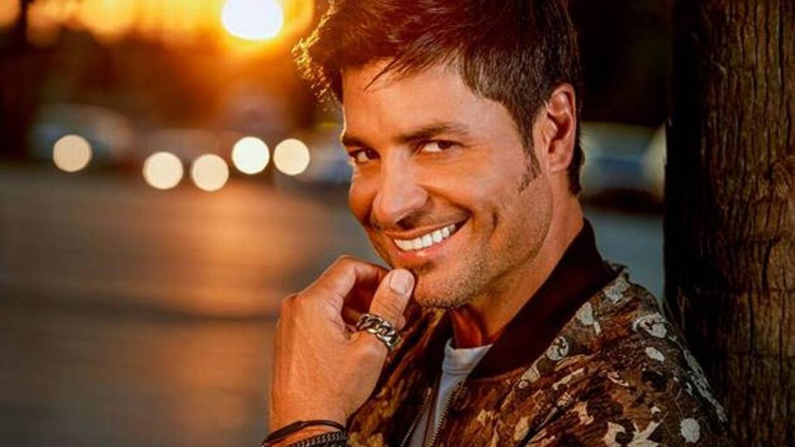 elnuevoherald's tweet photo. Chayanne se va de gira, pero antes recibirá un premio por su labor humanitaria https://t.co/9rq5zOfBfN @arturoariaspolo https://t.co/yn9H5i4WbQ