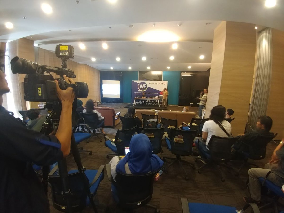 chamadhojin's tweet photo. mengikuti diskusi tentang peranan tembakau dlm pembangunan nasional #sindoweeklyforum #weeklyforum #tembakau https://t.co/TjHbzhXkcb