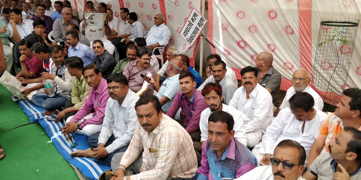 savejalgaon's tweet photo. आज उपोशन व भूक हड़ताल की अद्भुत शुरुवात। 80 लोगो ने इसमे सहभाग लिया। #SaveJalgaon #SaveBusiness #SaveMarkets https://t.co/WRZ8SkArO9