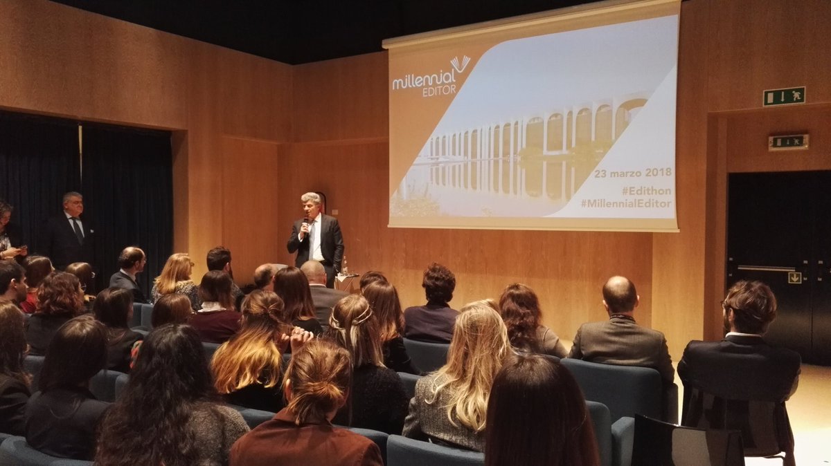 gruppomondadori's tweet photo. Enrico Selva Coddè, AD dell'area trade di Mondadori Libri, racconta ai partecipanti cosa deve fare un editor e una casa editrice: "l'obiettivo è far arrivare a un pubblico il più grande possibile un libro che sia il più bello possibile".
#Edithon
#MillennialEditor https://t.co/uPEzpubTLO
