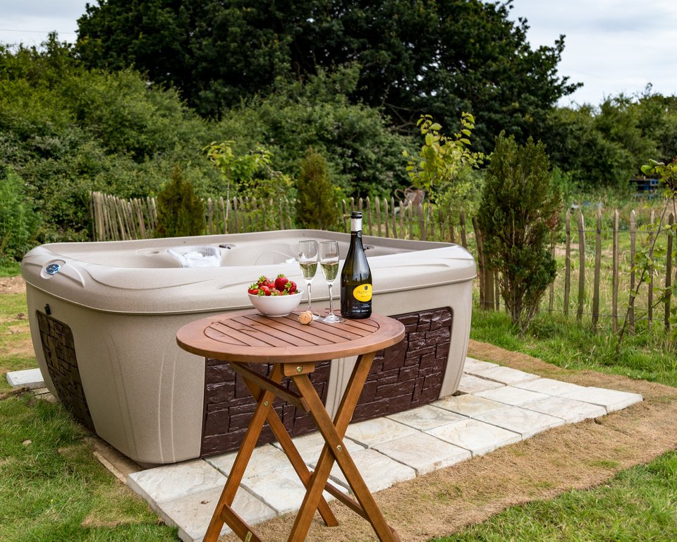 Need a last minute getaway? Book into Bay at Buttercup Barn Retreats this weekend for just £99! View details here: goo.gl/8AdBQo then call our friendly sales team on 0333 220 4592. #specialoffer #dealoftheday #lastminute