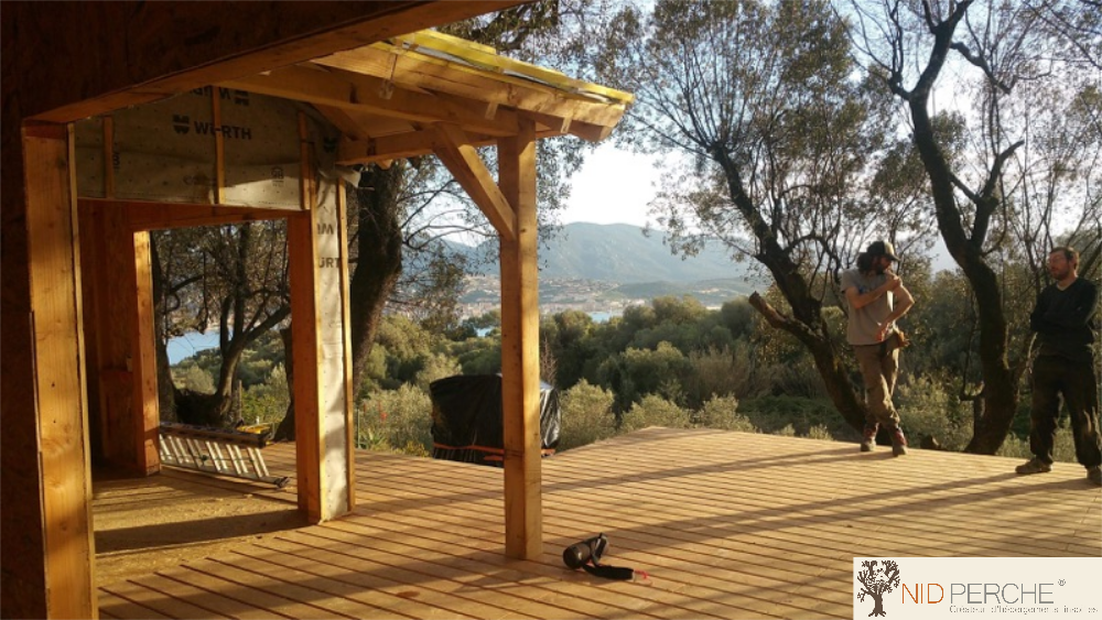 NIDPERCHE's tweet photo. Avancement de notre chantier en Corse avec pour vue le Golf de Propriano 😍 #nidperche #chantier #cabane #corse #treehouse #neverstop #workinprogress https://t.co/2ZdaBbxRfa