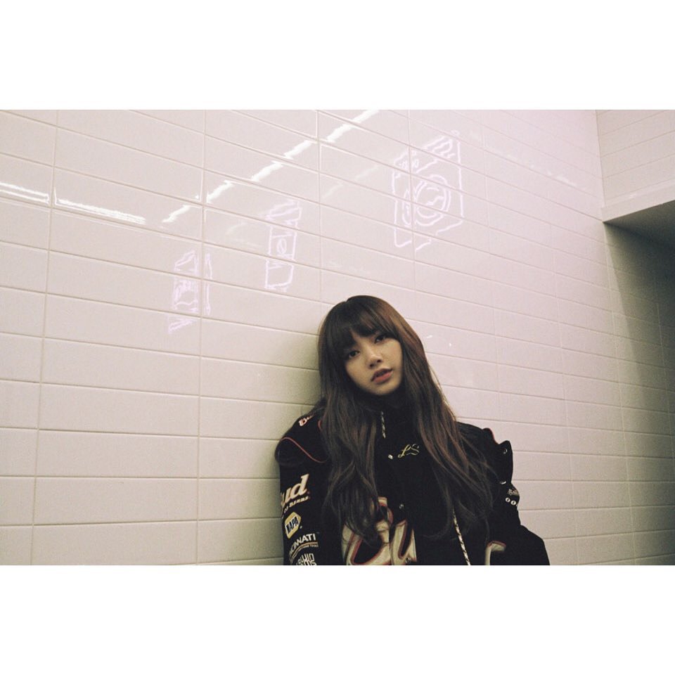 BLACKPINKCNTRAL's tweet photo. [ blackpinkofficial ] 

#BLACKPINK #LISA #블랙핑크 #리사 #NONAGON 📷포토 바이 챙🐿 https://t.co/exs8r75W1i