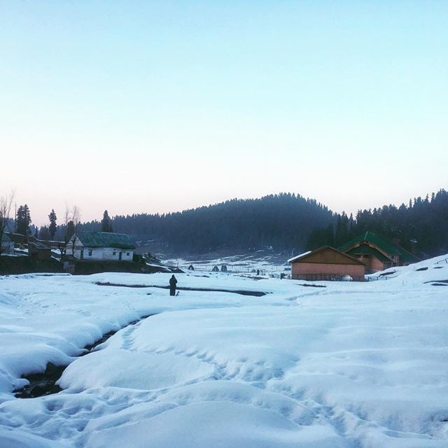 Snow makes everything look beautiful ❤️
.
.
.
.
.
.
.
.
#hornokplease #throwback #gulmarg #kashmir #explorehimalayas #jannatehimachal #wanderlust #travel #girlswhotravel #trip #_coi #hippieinhills #himalayas #delhi_igers #himgeo #snow #instatravel #i… ift.tt/2FWw0mo