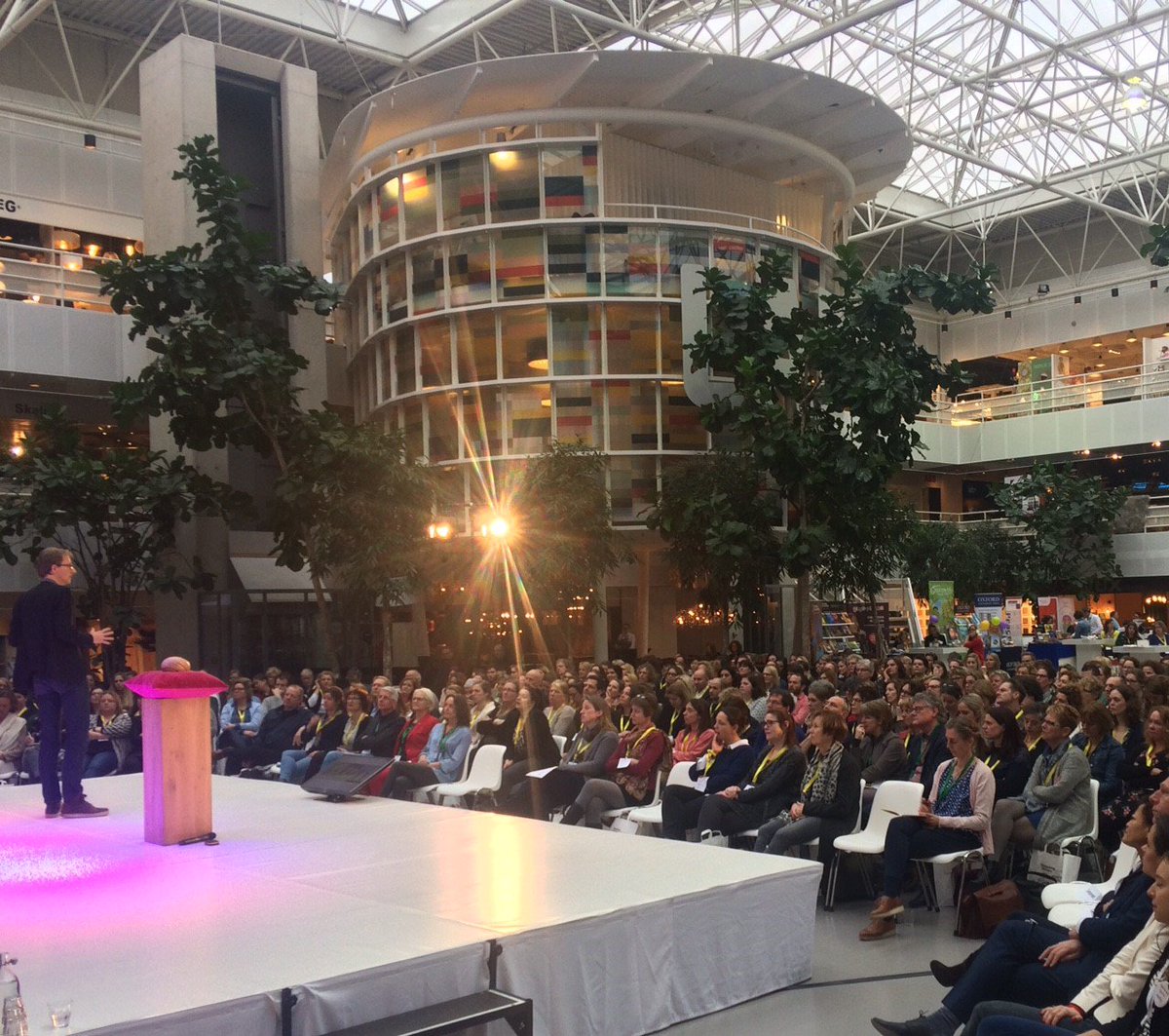 Ademloos luisteren de 450 deelnemers uit het primair onderwijs naar Mark Mieras. Hij vertelt over het onvoorstelbare vermogen van kinderen om talen te leren. Op de vierde landelijke vvto-conferentie #English4all