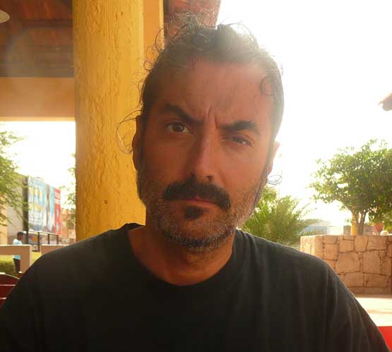 elpais.com/cultura/2018/0…
 "Ya no  quedan junglas a las que regresar", de Carlos Augusto Casas en El  País  (por Juan Carlos Galindo): "Un libro que se ha basado en el boca a boca  para llegar ya a muchos   lectores, una historia contada con el hígado,  una buena novela negra"