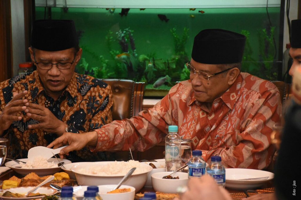 Indahnya Silaturrahim Keluarga Besar NU dan Muhammadiyah. 

Nampak ketum PBNU, yai <a href="/saidaqil/">Said Aqil Siroj</a> menyuguhkan nasi ke ketum Muhammadiyah, yai <a href="/HaedarNs/">Haedar Nashir</a>.
Nyam nyam... Ta'dzim 😄🙏