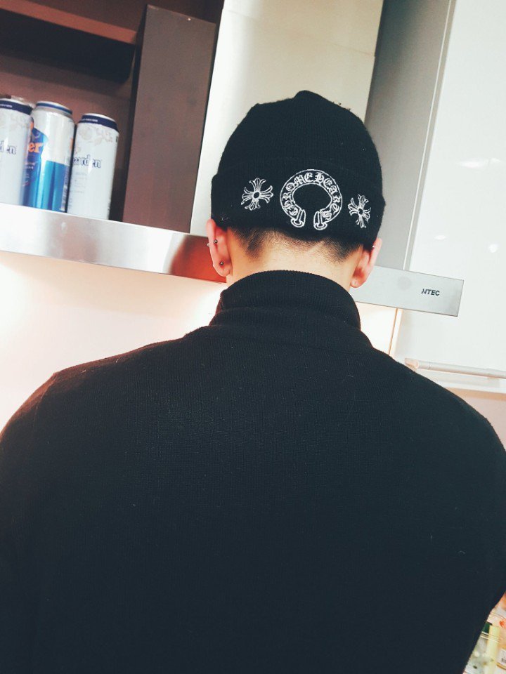 ingsit_'s tweet photo. @ingsit_ 
67. 멍냥님의 열일로 알게 된... 
15 F/W 크롬하츠 비니 

태구니 사진이 160407 이라고 하셨으니 태구니가 먼저게찌 ㅇ0ㅇ.. 멍냥님 체고시다😙❤ https://t.co/izC1B7BelN