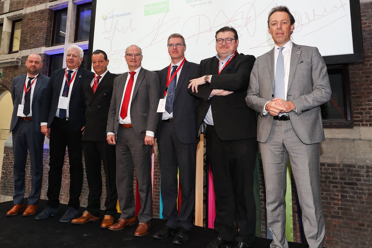 PortofAntBruges's tweet photo. .@Alfaportvoka,@PortofAntwerp and 5 technical partners @siemens, Techelec, @SchneiderElec, @ABBgroupnews and @ActemiumBE signing agreements to push ahead with onshore power for ships https://t.co/HAXGPhDLVS #WPSP2018 #sustainabletransition https://t.co/BcYv3ccko1