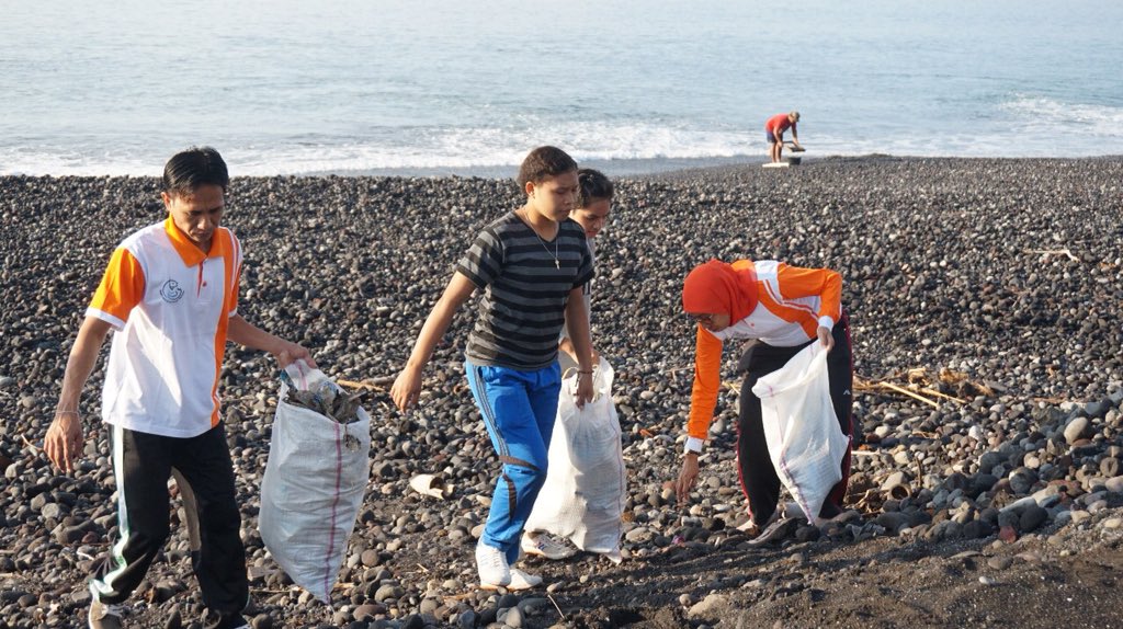BPIU2K_K's tweet photo. Hai SoBud, dlm rgk peringatan Hari Air Sedunia 2018, pagi td dilaks.aksi Bersih Pantai di kwsn Pantai Bugbug o/ pegawai @BPIU2K_K &amp; mhsw/siswa PKL. Keg.ini mrp upaya kita ikt serta meningkatkan kualitas air &amp; lingkungan menuju lebih baik.@susipudjiastuti @s_soebjakto @BudidayaKKP https://t.co/IdfNUWvEV7