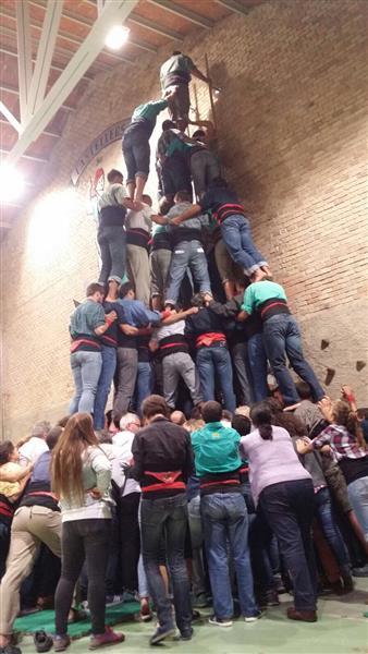Vilafrancatur's tweet photo. Vilafranca del Penedès #lacapitaldelvi, una #CiutatambCaràcter, destaca per dos aspectes: el #vi i els #castells, gaudeix del vi a les #enoteques i dels castells als assaigs de les colles als seus locals. https://t.co/Bfbp7ZzbPz - https://t.co/SeBMOsQ3Bv https://t.co/uEkzvvUn1y