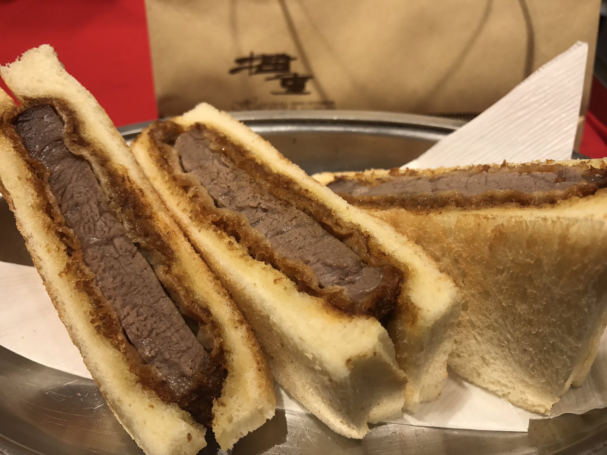 Hankyu Food News 道頓堀 はり重 のビーフガッツリ ビフカツサンド 肉好きには こりゃたまらん 27日まで ナニワ人気の味 地下2階フードイベントプラザ うめはんデパちか