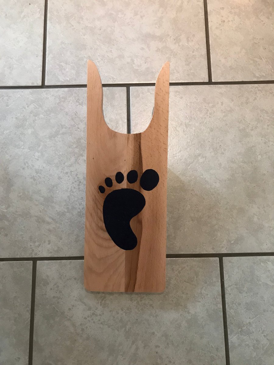 MartinsenRonni's tweet image. Støvleknægt i genbrugstræ. Pris pr. stk. 100 kr. martinsens.org #woodwork #homemade #bootjack #træting