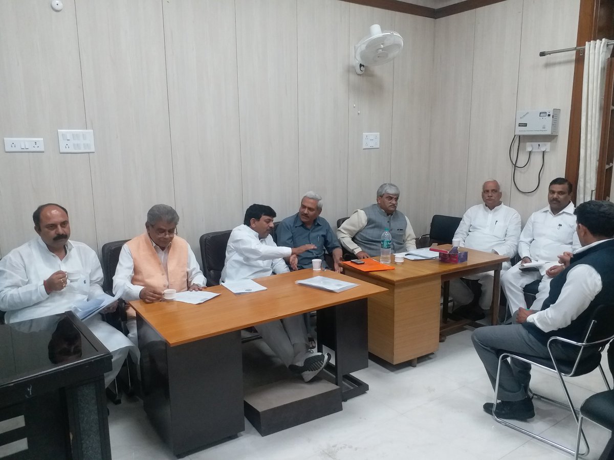 उत्तर प्रदेश राज्यसभा चुनाव के दौरान विधानसभा भाजपा विधानमंडल कार्यालय  में चर्चा करते हुए सचेतक मंडल ।