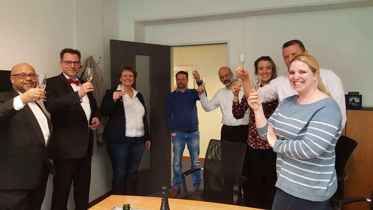 CANE_NL's tweet photo. Samen met onze klant Academie voor Vastgoed proosten we een succesvol afgerond project. Meer dan 16.000 gebruikers gaan gebruik maken van de gebouwde oplossing! https://t.co/nFQ5elK0dG