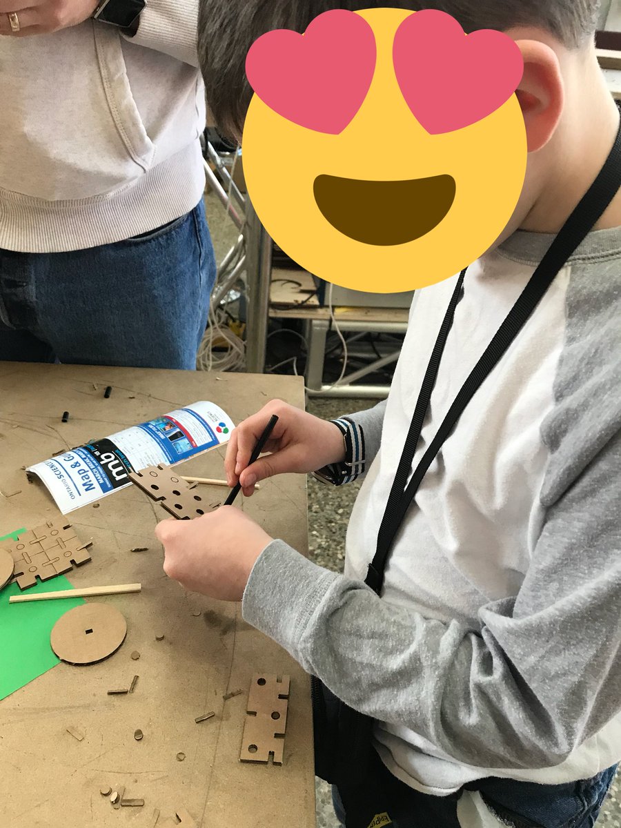 tdsb_MrsB's tweet image. Robot building at the @OntScienceCtr #marchbreakfun