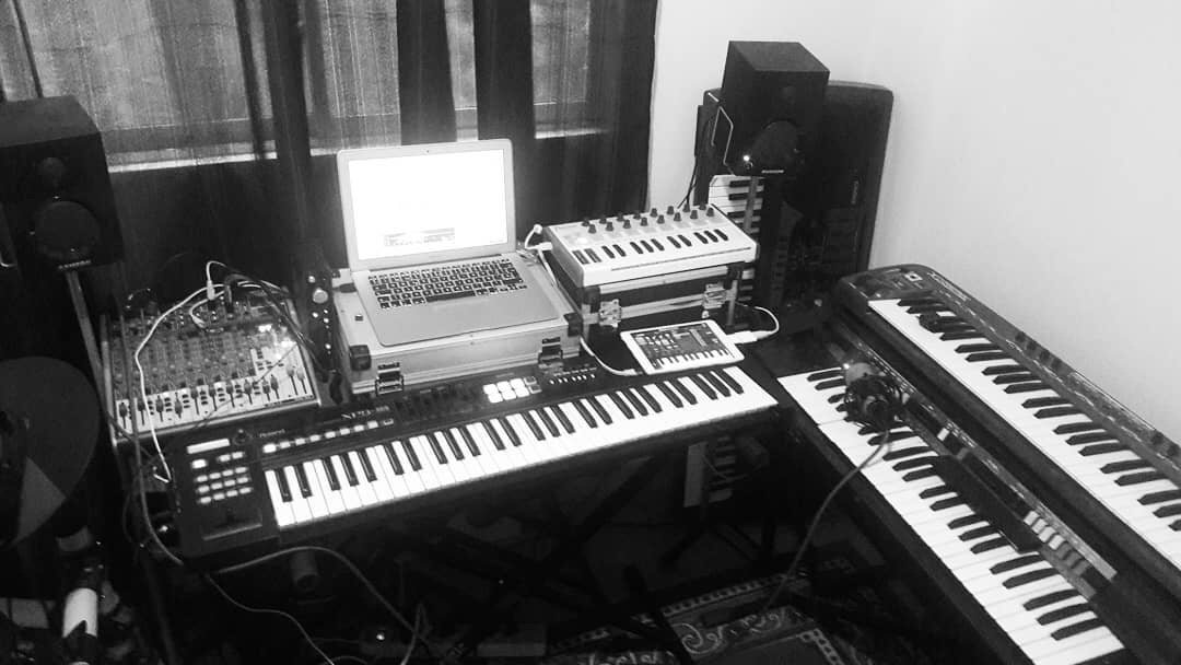 SnakesRecords's tweet photo. Studio setup by Carlos Tapia Coaching
•
#Roland #XPS10 #Arturia #Minilab #Monotron #korg #Focusrite #Scarlett #Mix #Beheringer #GEM #Splinter1975 #UMX610 #Bt3 #Ipad #midi #homerecording #homerecordingstudio #music #musician #musicmaking #producer #productionlife https://t.co/ktOK9zDbsS
