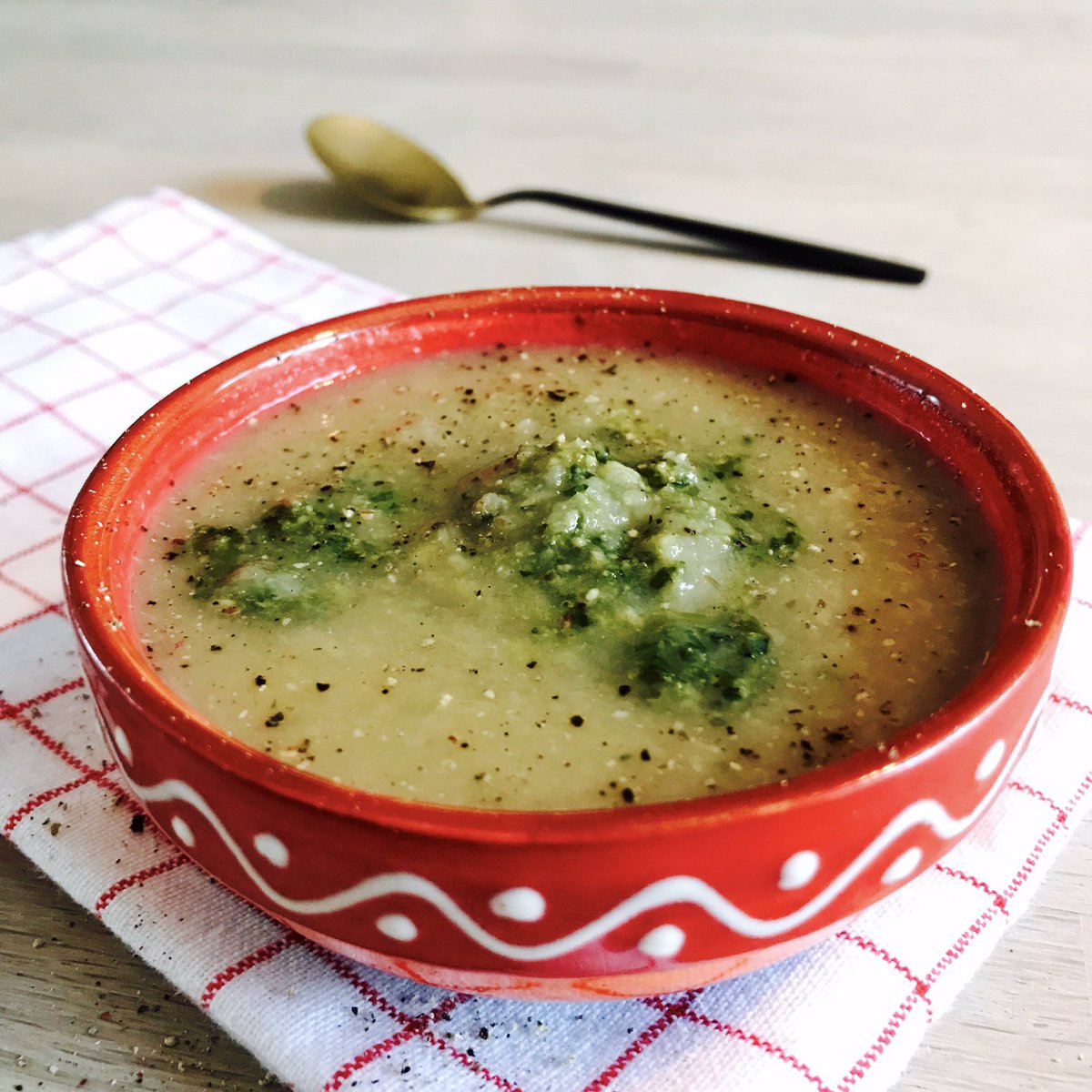 NoortjevH's tweet photo. Pastinaak: een vergeten groenten? Niet in mijn keuken! Ik gebruik ze vaak als vervanger van aardappel en maakte er gisteren een soepje van (pastinaak, courgette, ui) met zelfgemaakte pesto! Fijne zondag! #pastinaak #soep #allergievrij #glutenvrij #lactosevrij #veganpesto https://t.co/oPFL8WA7Mc