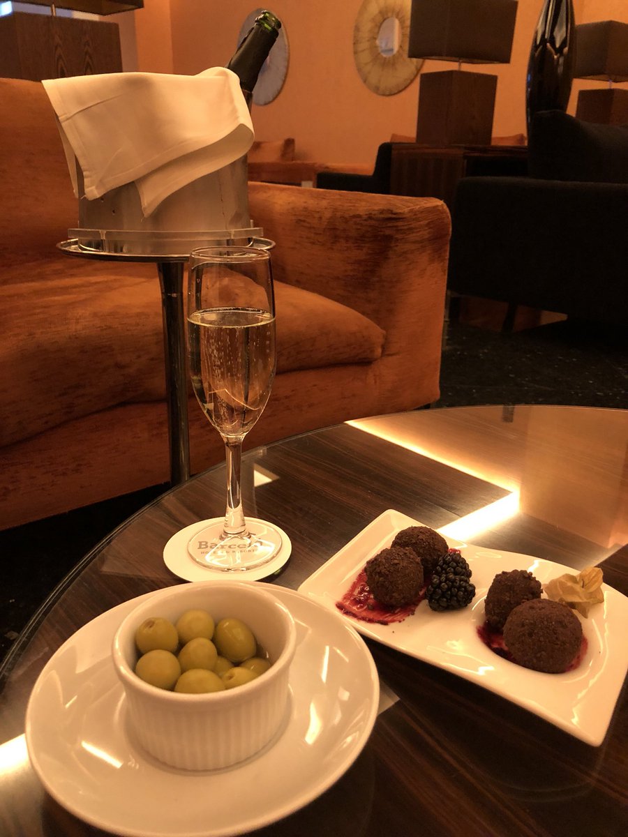 Scotontherock5's tweet photo. Happy #MothersDay to me &amp; all mothers in the world, from #Granada, #Spain 🥂🍾 #bubblesoclock 😊 https://t.co/iZBkt5XRSo