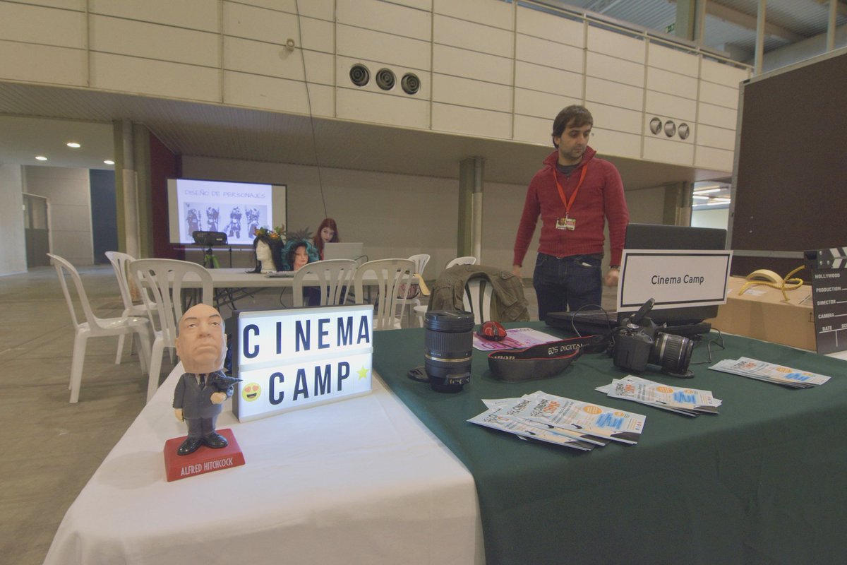CinemaCampES's tweet photo. 2ª jornada en el @SalonCyMCYL con el taller de diseño de personajes de @Aruubii y proyección de cortos de nuestros alumnos. Esta tarde seguiremos haciendo fotos con croma hasta las 20.00 en @feriavalladolid https://t.co/ZBqinuqebL