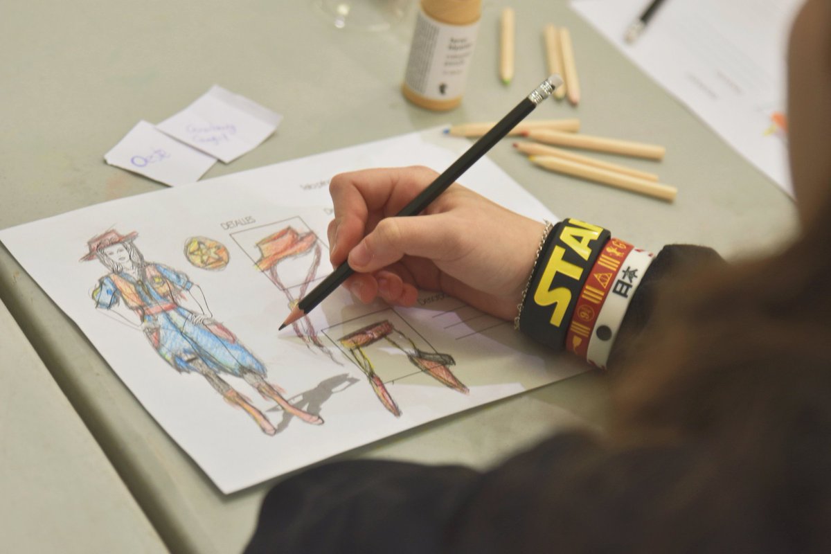 CinemaCampES's tweet photo. 2ª jornada en el @SalonCyMCYL con el taller de diseño de personajes de @Aruubii y proyección de cortos de nuestros alumnos. Esta tarde seguiremos haciendo fotos con croma hasta las 20.00 en @feriavalladolid https://t.co/ZBqinuqebL