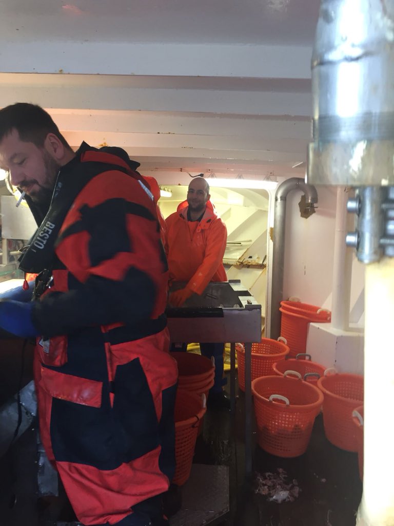 dirkkraakbra7's tweet photo. #VIsHack Ondertussen op de Noordzee word de aanlandplicht al flink geïmplementeerd en controleren Duitse schepen op “Nederlands grondgebied !Nederlandse en Duitse vissers ,last Haul inspections.#vogelvrij in de EU ? https://t.co/tReFPhu4Kg