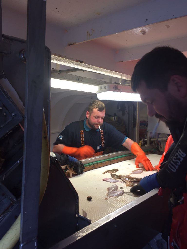 dirkkraakbra7's tweet photo. #VIsHack Ondertussen op de Noordzee word de aanlandplicht al flink geïmplementeerd en controleren Duitse schepen op “Nederlands grondgebied !Nederlandse en Duitse vissers ,last Haul inspections.#vogelvrij in de EU ? https://t.co/tReFPhu4Kg