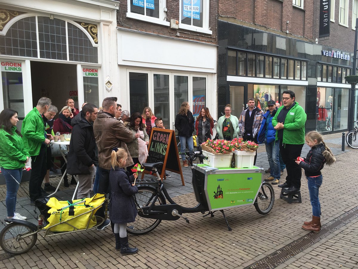 jtehoogesteger's tweet photo. Het is nog even spannend! Wie krijgt het groen lintje uitgereikt door @RutgervBreemen #fietskoerier #geefwinkel #natuurspeeltuinstalkaarsen #Windroos voor de afvalscheiding. https://t.co/AYMdtUVN4V