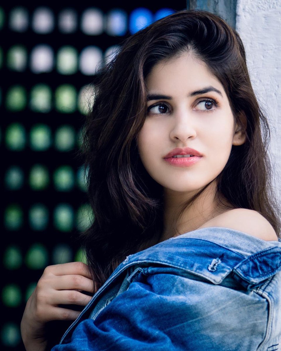 Sakshi__Malik's tweet photo. Cutie  😘 #GirlinJacket  #SundayFunday #model   #Modellife  #Modeling #fashion  #beauty  #actor #FashionGoals #SakshiMalik https://t.co/yHIbInBk7Y