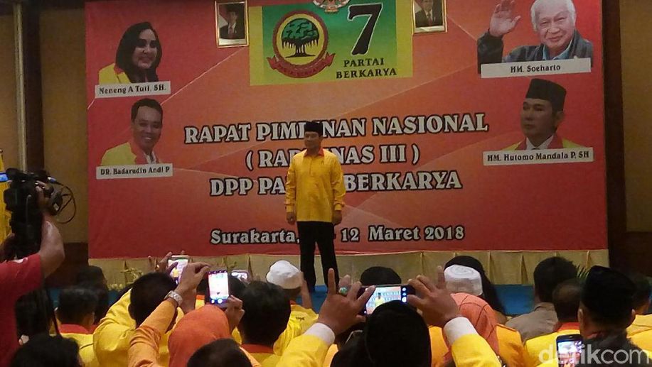 adenakhmad's tweet photo. RT @detikcom: Tommy Soeharto Terpilih Jadi Ketum Partai Berkarya Secara Aklamasi https://t.co/PcXmgNcTiC https://t.co/XmLDTstDJz