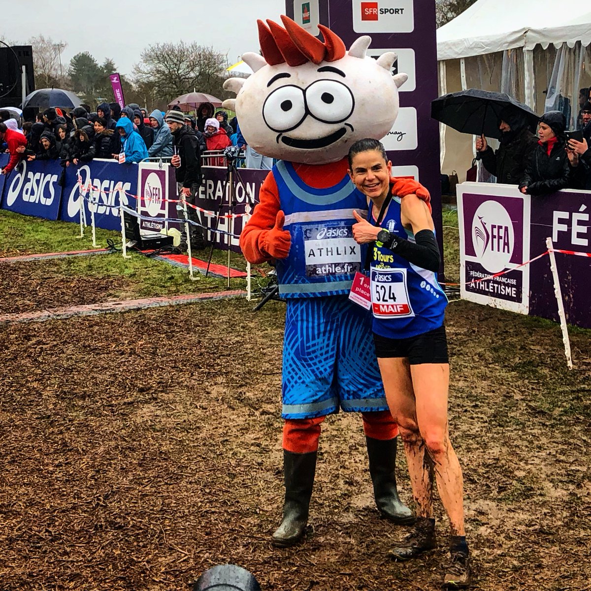 FFAthletisme's tweet photo. Superbe victoire de Sophie Duarte 🥇 (Athletic Trois Tours), félicitée à l’arrivée du cross long par Athlix ! #CFCross #Athlix https://t.co/h2kS0ofrZT
