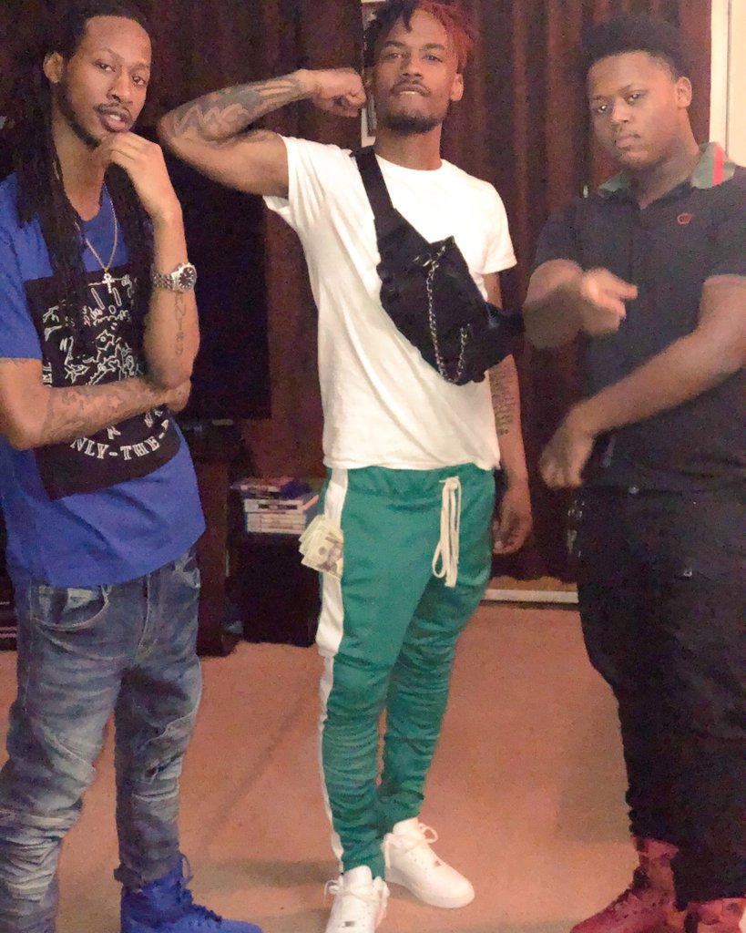 SOSGG_PEDRO's tweet photo. ...Rather pull a trigger before I lose one of niggas. #SOSGG https://t.co/iHBkkaV9UX