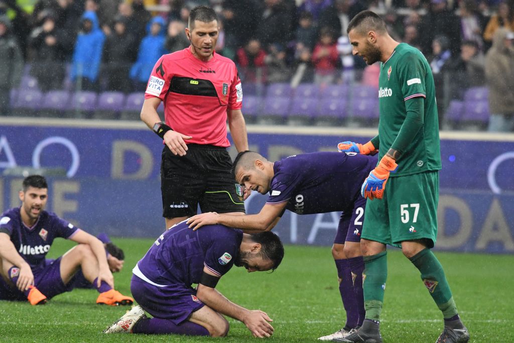 SC_ESPN's tweet photo. Desgarrador: Milan Badelj, quien se hizo cargo de la cinta de capitán en Fiorentina tras la muerte de Davide Astori, rompió en llanto luego del pitazo final en la #SerieAxESPN. El árbitro del partido tuvo un gesto de grandeza y se acercó a consolarlo. https://t.co/2ddnhtCYVO