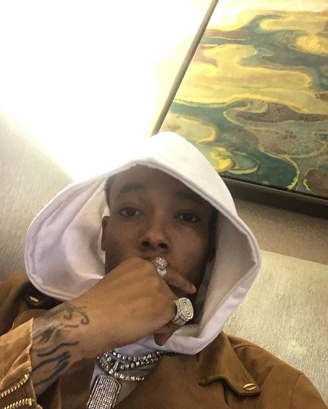 CBedfordMusic's tweet photo. Stay lit mi friends.. #2911 #artist #musician #mainstream #worldwide #kingshit #blogs #radio #jewelry #hilton https://t.co/BmiFak17RG https://t.co/15Feebdj0m