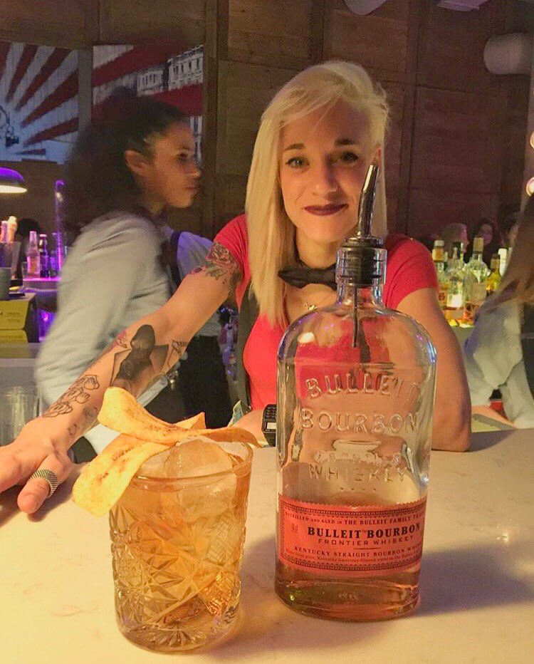🥃 Que bien la vuelta al curro con #bulleitbourbon y nuestro rico rico #yotarzantuchita de @perrachicamadrid 🥃 #cocktails #comeback #teamwork #shakeit