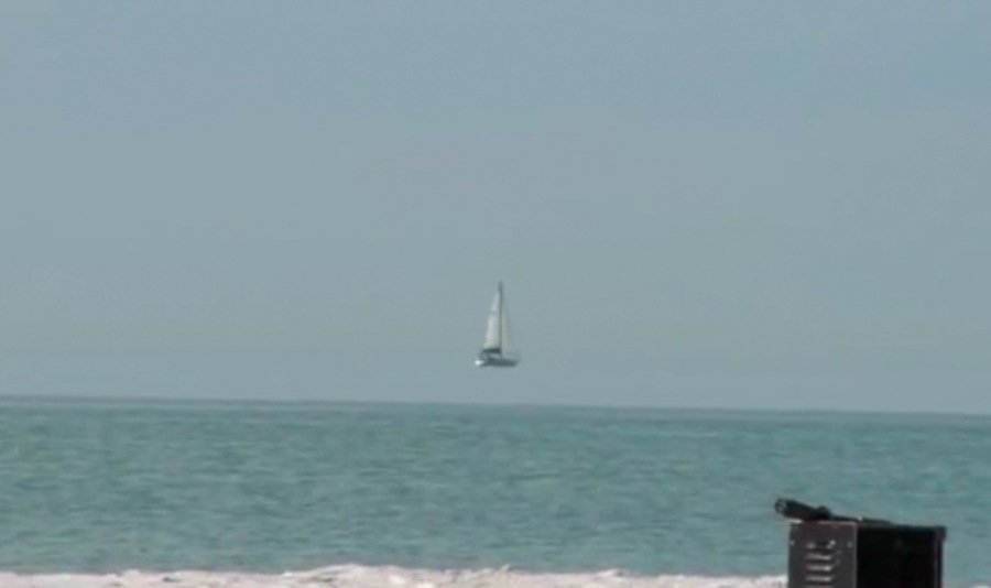 astropierre's tweet photo. Le saviez-vous ?
La légende du bateau-fantôme le "Hollandais Volant" provient certainement du phénomène de Fata Morgana, une illusion d'optique appelée aussi mirage supérieur, qui fait apparaître des objets lointains comme flottant dans le ciel... 
https://t.co/611xUfzYap https://t.co/aMTkj9zfsk