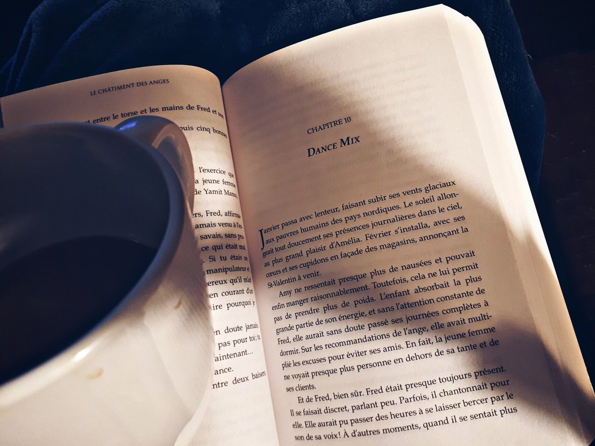 CatCritick's tweet photo. Tant qu'à être debout aussi tôt aussi bien lire... #troptôt #lecturedumoment @EditionsAdA #annielarochelle #lechâtimentdesanges #agréable #catcriticklit 😴😴😷😷 https://t.co/xLvi4HgpDF